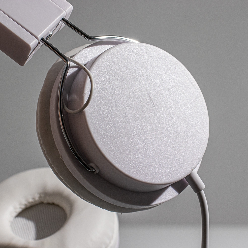 Fone de Ouvido Estéreo com Microfone, Entrada P2 e Haste Ajustável