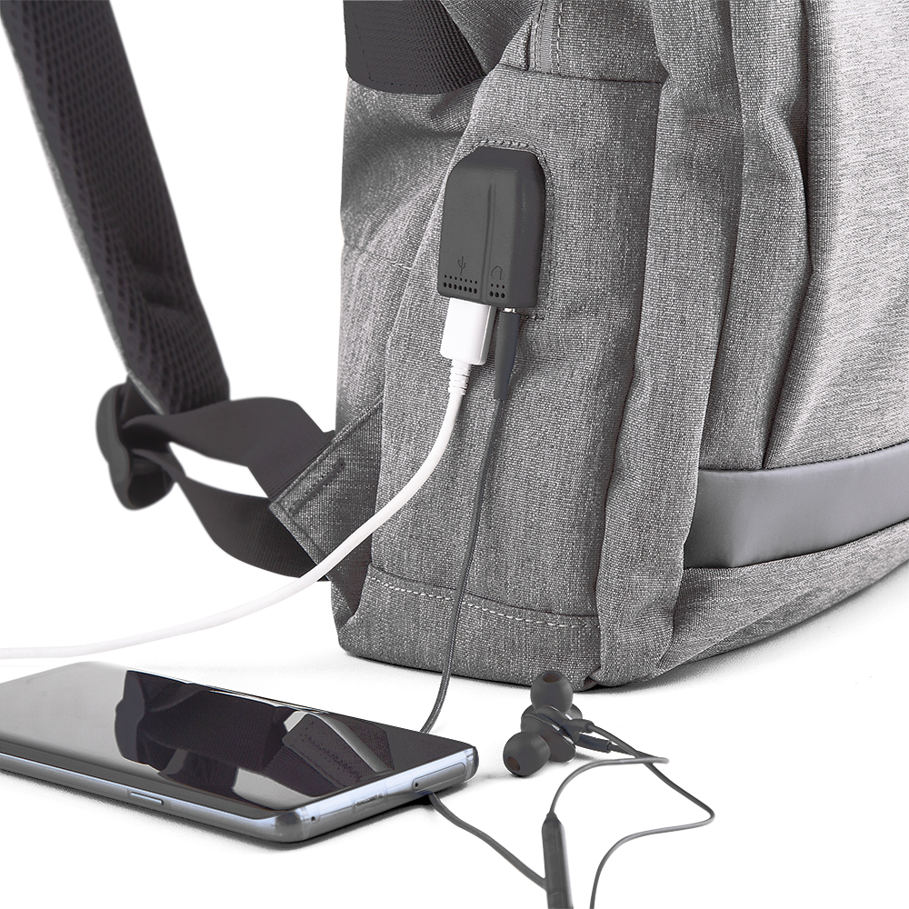 Mochila para Notebook 15,6” em Poliéster 600D com USB e Áudio P2
